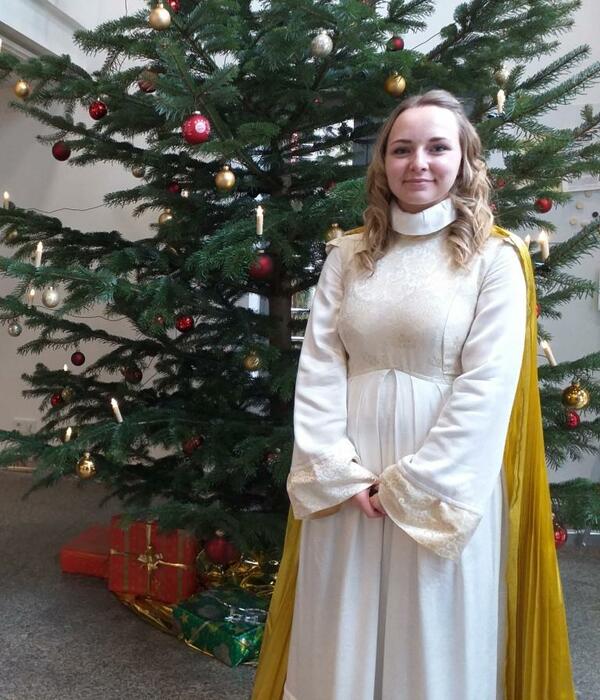 Bild vergrößern: Nicole das Schwandorfer Christkind 2020, vor dem geschmückten Weihnachtsbaum im Rathaus.