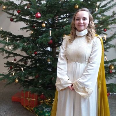Nicole das Schwandorfer Christkind 2020, vor dem geschm&uuml;ckten Weihnachtsbaum im Rathaus.
