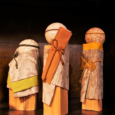 Bild vergrößern: Drei Figuren in der Klötzchen Bauweise stehen nebeneinander. Sie haben verschiedene Geschenke vor dem Holzkörper gebunden und Gewänder an. Stellen die Heiligen Drei Könige dar.