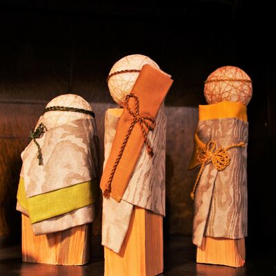 Bild vergrößern: Drei Figuren in der Kltzchen Bauweise stehen nebeneinander. Sie haben verschiedene Geschenke vor dem Holzkrper gebunden und Gewnder an. Stellen die Heiligen Drei Knige dar.