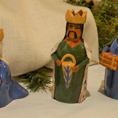 Bild vergrößern: Detailaufnahme der untersten Ebene. Drei keramische Figuren. Die Heiligen Drei Knige. Sie haben alle eine Krone auf, prachtvolle Gewnder und tragen verschiedene Gaben in der Hand. Unter anderem eine Kiste. Sie sind zugewandt zum Jesuskind.