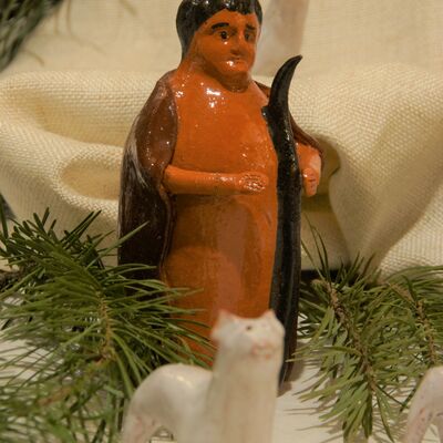 Bild vergrößern: Keramische Krippenfigur des Hirten. Vor dem Hirten steht ein Schaaf. Die Figur ist rundlich.