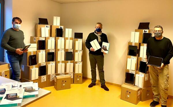 Bild vergrößern: OB Andreas Feller (Mitte) präsentiert zusammen mit Josef Meier, IT-Beauftragter Schulen (Links)  und Jürgen Eckert, Leiter der IT-Abteilung (Rechts) die 192 IPads, die für die Schwandorfer Grund- und Mittelschulen angeschafft wurden.