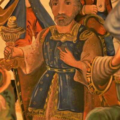 Bild vergrößern: Nahaufnahme einer Figur. Die Figur, aus Papier gefertigt, hält ein prachtvolles Trinkgefäß in der Hand, hat edle Kleider an, einen Bart und ist noch jünger..