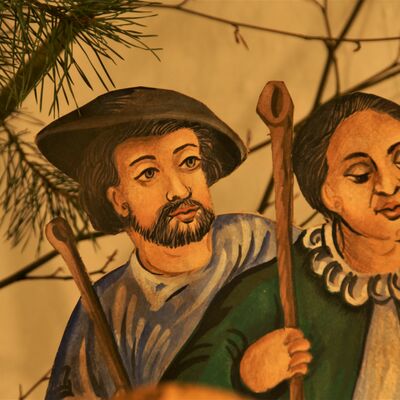 Bild vergrößern: Zwei Oberkröper von Figuren. Beide haben Wanderstöcke in der Hand. Ein Mann und eine Frau. Der Mann trägt einen großen Hut und hat einen Bart. Die Frau hat ihre Augen geschlossen.