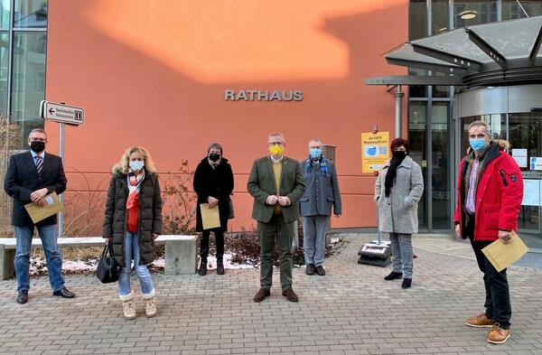 Sieben Personen, drei Frauen und vier Mnner, vor dem Schwandorfer Rathaus.