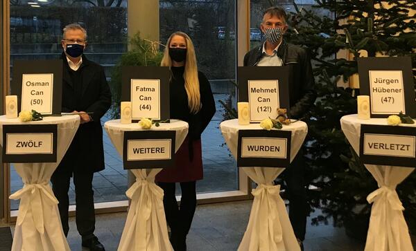 Bild vergrößern: Oberbürgermeister Andreas Feller, Lehrerin Daniela Amrein und kommissarischer Rektor Jürgen Moritz bei der Gedenkveranstaltung zum Brandanschlag des "Habermeier-Hauses" in der Mädchenrealschule St. Josef.