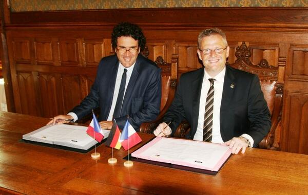 Bild vergrößern: Im Jahr 2015 unterzeichneten Bürgermeister Philippe Buisson (links) und Oberbürgermeister Andreas Feller bei der 50 Jahrfeier in Libourne erneut die Städtepartenschaftserklärung.
