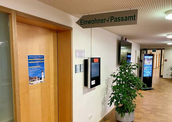 Bild vergrößern: Eingangstür des Einwohnermeldeamtes im Rathaus Schwandorf