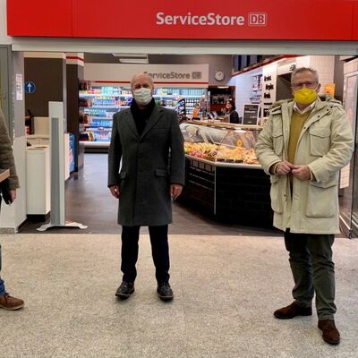 Bild vergrößern: Johann Lehrnbecher (Mitte), Betreiber des DB ServiceStores und des Backhauses im Bahnhof Schwandorf zeigte Oberbürgermeister Andreas Feller (rechts) und Roland Kittel (links) von der Wirtschaftsförderung die Fortschritte der Renovierungsarbeiten.