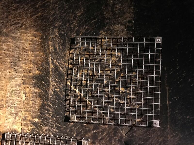 Bild vergrößern: Eingeritzte Herzen hinter Gitter im Felsenkeller Labyrinth in Schwandorf.