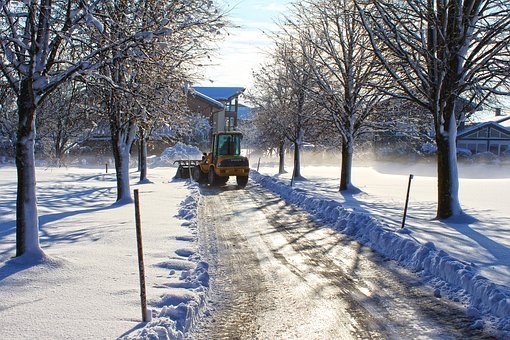 Ein Räumfahrzeug befreit die Straße von Schnee.