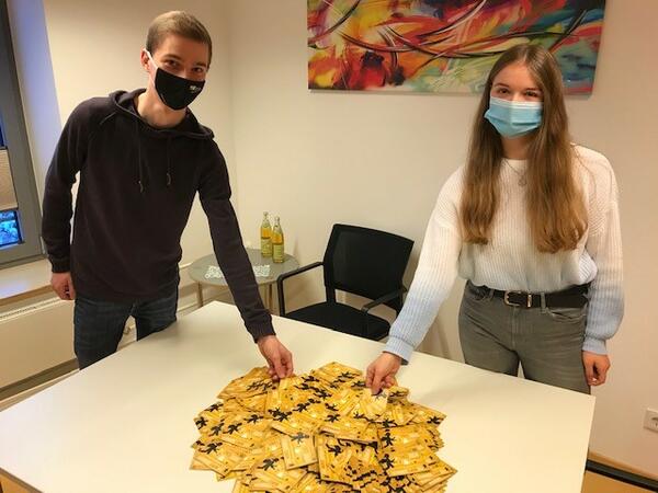 Bild vergrößern: Philipp Staubach vom Amt für Kultur und Tourismus und Sandra Grabinger von der Wirtschaftsförderung der Stadt zogen die Gewinner.