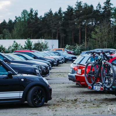 Bild vergrößern: Ein Schotterparkplatz, auf diesen einige Autos in zwei Reihe stehen.