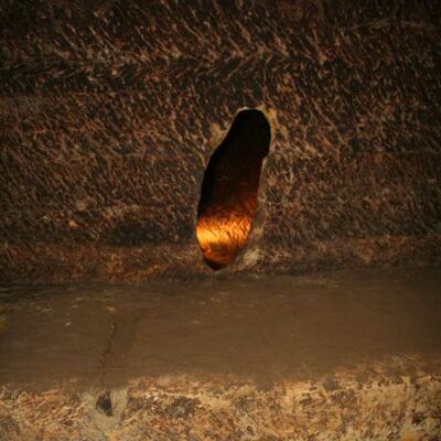 Bild vergrößern: Durchschlag der Kellerdiebe von Raum B5 nach Raum A4 im Felsenkeller in Schwandorf.