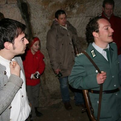 Bild vergrößern: Ein Kellerdieb und ein Gendarm bei der Erlebnisführung mit Schauspiel in Schwandorfs Felsenkeller.