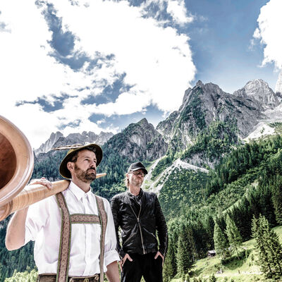 Bild vergrößern: Coverfoto von Loisach Marci
2 Herren vor einer Berglandschaft