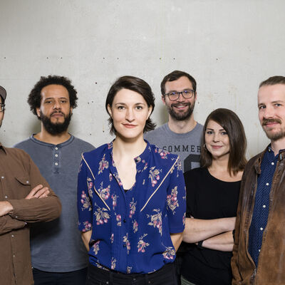 Bild vergrößern: Coverfoto der The Jules Band
6 Personen, davon 2 Frauen