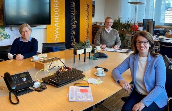 Bild vergrößern: OB Andreas Feller (Mitte), Zweite Bürgermeisterin Martina Englhardt-Kopf (rechts)  und Dritte Bürgermeisterin Marion Juniec-Möller (links) sprachen sich gemeinsam für die Rechte der Frauen aus.