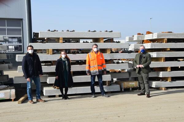 Bild vergrößern: Roland Kittel, Vera Dehling (Wirtschaftsförderung), Markus Roßmann (Werkleiter Rail One Schwandorf), OB Andreas Feller