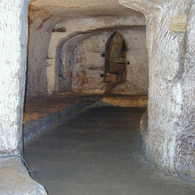 Bild vergrößern: Ein Raum im Felsenkeller mit Durchlag in eine andere Ebene.