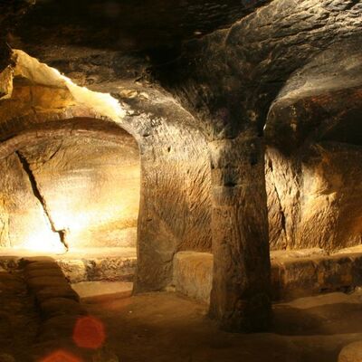 Bild vergrößern: Ein sehr schöner Raum mit Rundsäule im Felsenkeller in Schwandorf in Bayerns größten Labyrinth.