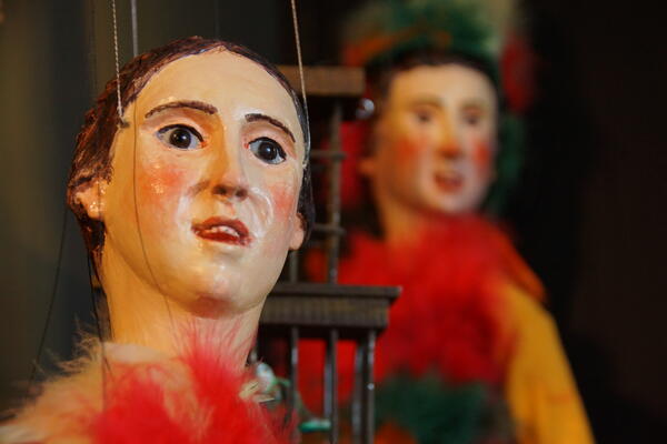 2 Marionettenfiguren schon in Szene gesetzt. Es wurde ganz nah das Gesicht fotografiert.