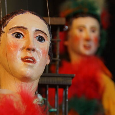 2 Marionettenfiguren schon in Szene gesetzt. Es wurde ganz nah das Gesicht fotografiert.