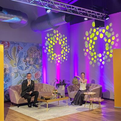 Foto: Johannes Lohrer und Anna Theuerl sitzen in der Lounge und moderieren die Show des Live-Streams des Stadtballs.