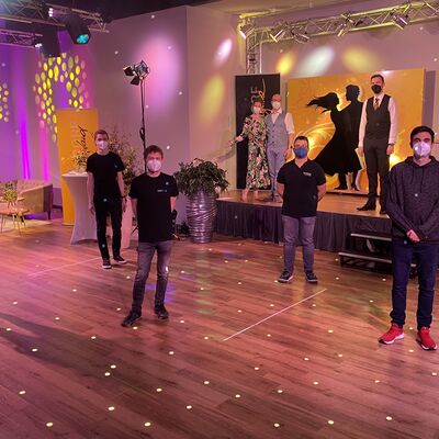 Bild vergrößern: Gruppenfoto mit Sicherheitsabstand mit allen Beteiligten.