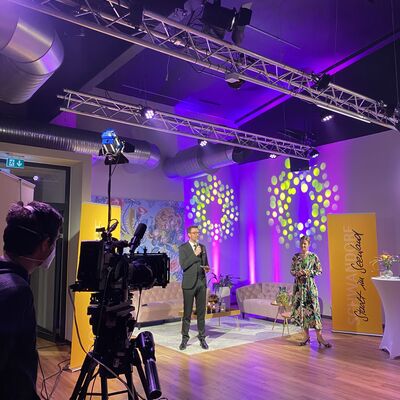 Foto von Johannes Lohrer und Anna Theuerl in der Lounge beim anmoderieren des Stadtballs.