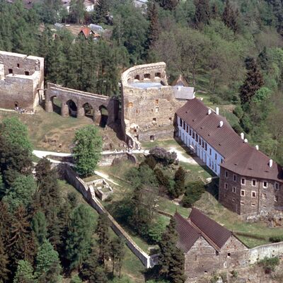 Bild vergrößern: Eine Burgruine auf einem Berg.