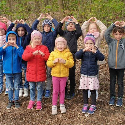 Bild vergrößern: Kindergartenkinder schmücken den Kreuzbergring
