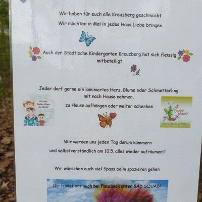 Bild vergrößern: Kindergartenkinder schmücken den Kreuzbergring