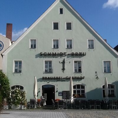 Bild vergrößern: Außenansicht des Gasthofes Schmidt Bräu am Marktplatz in Schwandorf.