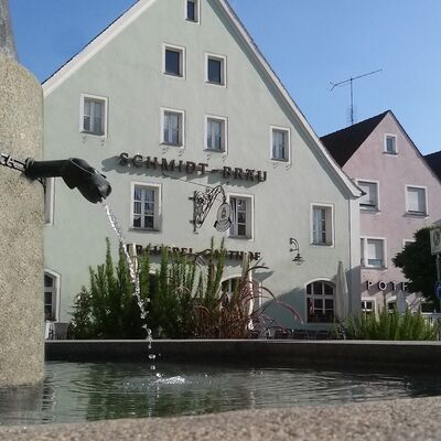 Bild vergrößern: Brunnen am Marktplatz in Schwandorf mit Ansicht des Gasthofes Schmidt Bräu.