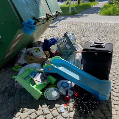 Bild vergrößern: Illegale Müllablagerungen unter der Adenauerbrücke