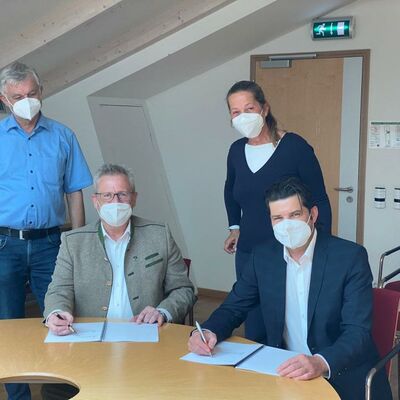 Bild vergrößern: Unterschrift Kooperationsvertrag_amplus