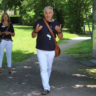 Bild vergrößern: Ein Gästeführer erklärt die Besonderheiten des Skulpturenparks.