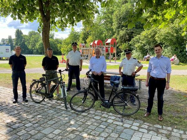 Armin Kiener und Thomas Faderl von der Sicherheitswacht freuen sich ber das zweite E-Bike, das ihnen die Stadt Schwandorf zur Verfgung stellt.
EPHK Armin Kott, OB Andreas Feller, PHK Siegfried Deml und Ordnungsamtsleiter Stefan Schamberger bekrftigen die gute Zusammenarbeit zwischen Polizeiinspektion, Sicherheitswacht und dem Ordnungsamt der Stadt Schwandorf. (von links nach rechts)