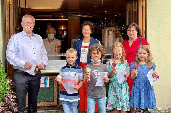 Bild vergrößern: Vier Grundschüler erhalten Eisgutscheine.