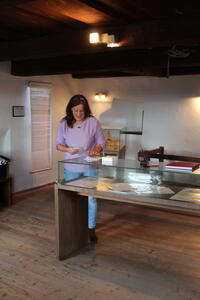 Bild vergr&ouml;&szlig;ern: Im Blasturm stellt die Gästeführerin den Kindern in der Detektiv-Führung Fragen zum Fall.