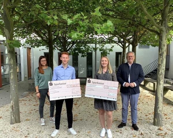 Bild vergrößern: Franziska Bink (zweite von rechts) und Thomas Krammer (zweiter von links) haben die Abschlussprfung erfolgreich bestanden. Eva Scherr (links) und Oberbrgermeister Andreas Feller (rechts) berreichten die Abschlussprmie.