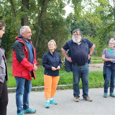 Bild vergrößern: Herr Häring, Frau Bürgermeisterin Juniec-Möller, Herr Mayer und Frau Irrgang begrüßen die Wanderer am Start.