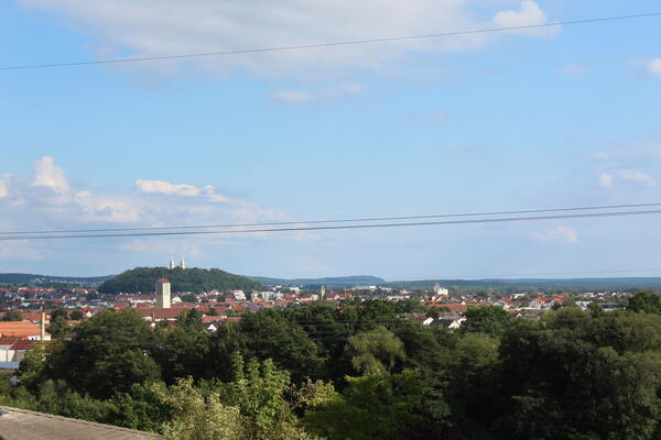 Bild vergrößern: Auf der Terrasse im Hotel - Gasthof Ziegelhütte - reicht der Blick bis zur Wallfahrtskirche am Kreuzberg.