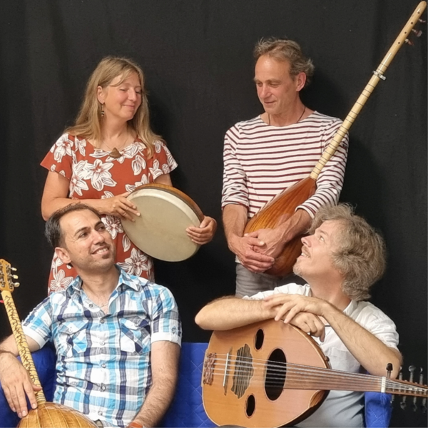 4 Personen mit orientalischen Musikinstrumenten.