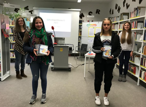 Bild vergrößern: Bild mit den 2 Preisträgern und ihren Preisen in der Hand