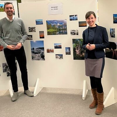 Bild vergrößern: Kreisjugendring-Geschftsfhrerin Johanna Lorenz und Touristiker Johannes Lohrer freuten sich ber die rege Teilnahme am Fotowettbewerb.