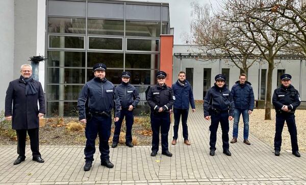 Bild vergrößern: Eine Frau und sieben Männer bei der Vorstellung des neuen Ordnungsdienstes.