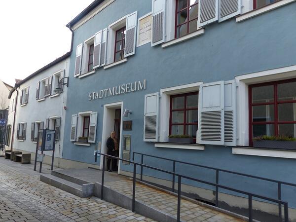 Das Stadtmuseum von auen. Es zeigt auch die neue Rampe vor dem Eingang, fr einen barrierefreien Eingang.